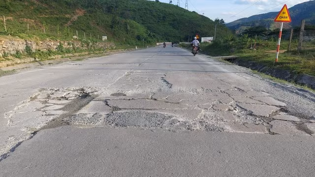 Đèo Lò Xo hư hỏng, xuống cấp nên nhiều tài xế di chuyển bằng cung đường khác