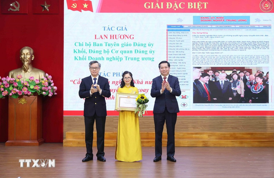 Phó Trưởng Ban Tổ chức Trung ương Nguyễn Quang Dương và Bí thư Đảng ủy Khối Doanh nghiệp Trung ương Nguyễn Long Hải trao giải Đặc biệt cho tác giả đoạt giải. (Ảnh: An Đăng/TTXVN) Phó Trưởng Ban Tổ chức Trung ương Nguyễn Quang Dương và Bí thư Đảng ủy Khối Doanh nghiệp Trung ương Nguyễn Long Hải trao giải Đặc biệt cho tác giả đoạt giải. (Ảnh: An Đăng/TTXVN)