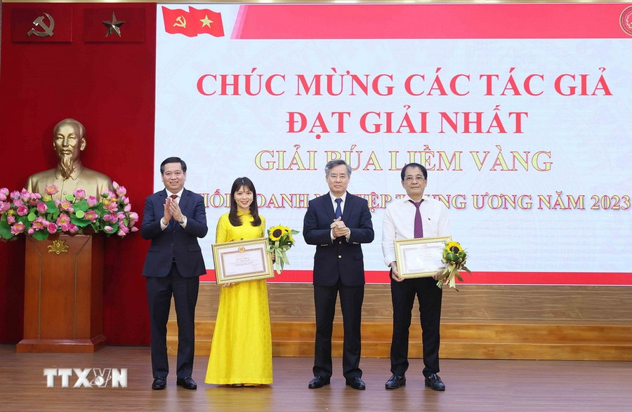 Phó Trưởng Ban Tổ chức Trung ương Nguyễn Quang Dương và Bí thư Đảng ủy Khối Doanh nghiệp Trung ương Nguyễn Long Hải trao giải Nhất cho các tác giả đoạt giải. (Ảnh: An Đăng/TTXVN) Phó Trưởng Ban Tổ chức Trung ương Nguyễn Quang Dương và Bí thư Đảng ủy Khối Doanh nghiệp Trung ương Nguyễn Long Hải trao giải Nhất cho các tác giả đoạt giải. (Ảnh: An Đăng/TTXVN)