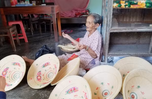 Gần 400 năm suy thịnh của nón ngựa, chưa bao giờ người làng ngơi nghỉ đan nón.