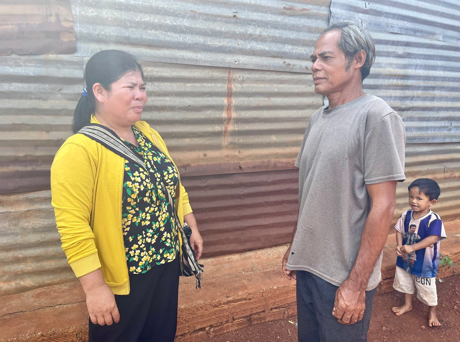 Ông Ksor Bái trò chuyện cùng cán bộ thôn Plei Lao, xã Nhơn Hòa, huyện Chư Pưh. Ảnh: P.D Ông Ksor Bái trò chuyện cùng cán bộ thôn Plei Lao, xã Nhơn Hòa, huyện Chư Pưh. Ảnh: P.D