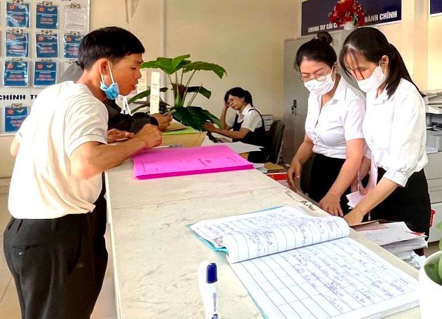 Huyện Chư Păh đã nỗ lực cải cách hành chính, nhất là chú trọng giải quyết thủ tục hành chính trên môi trường mạng. Ảnh: Đ.Y Huyện Chư Păh đã nỗ lực cải cách hành chính, nhất là chú trọng giải quyết thủ tục hành chính trên môi trường mạng. Ảnh: Đ.Y