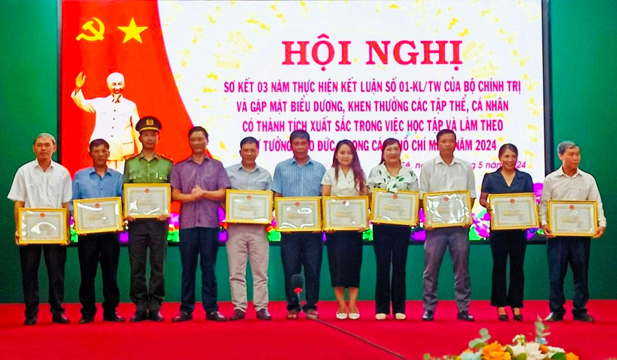Ông Lương Hoàng Phương (bìa trái)-Chủ tịch Hội Nông dân xã Ia Blang nhận giấy khen có thành tích điển hình tiêu biểu trong học tập, làm theo tư tưởng, đạo đức, phong cách Hồ Chí Minh năm 2024. Ảnh: Đ.Y Ông Lương Hoàng Phương (bìa trái)-Chủ tịch Hội Nông dân xã Ia Blang nhận giấy khen có thành tích điển hình tiêu biểu trong học tập, làm theo tư tưởng, đạo đức, phong cách Hồ Chí Minh năm 2024. Ảnh: Đ.Y