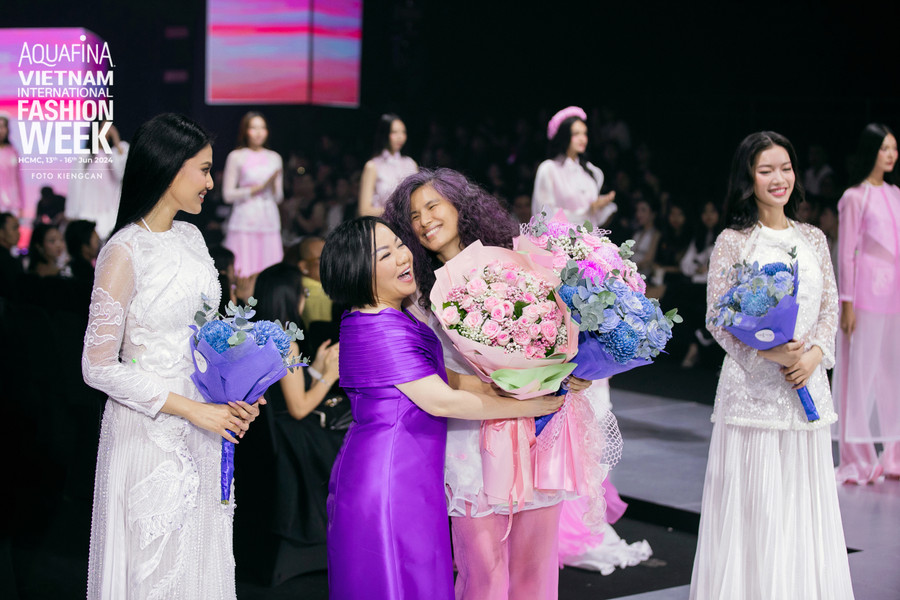 Thủy Nguyễn chia sẻ: “Qua bộ sưu tập, tôi muốn đưa vẻ đẹp duyên dáng của nàng thơ bay theo gió ở những ngày trong trẻo và cả những ngày giông bão”