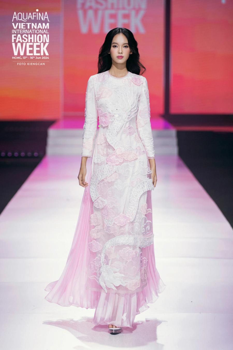 Bức tranh sống động của thiên nhiên như áng mây, bầu trời, sóng nước… được khắc họa bằng kỹ thuật thủ công tỉ mỉ như thêu đính 3D, dập ly, đan xen nhiều lớp vải voan, phi lụa. Nhiều người mẫu tham gia trình diễn cho bộ sưu tập của Thủy Nguyễn như Nguyễn Hợp, Quỳnh Anh…