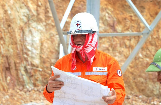 Ông Quách Đình Dương (61 tuổi, trú tỉnh Hòa Bình) đội trưởng đội xung kích hỗ trợ thi công tại cột 370 qua xã Nghi Văn (huyện Nghi Lộc, Nghệ An) Ông Quách Đình Dương (61 tuổi, trú tỉnh Hòa Bình) đội trưởng đội xung kích hỗ trợ thi công tại cột 370 qua xã Nghi Văn (huyện Nghi Lộc, Nghệ An)