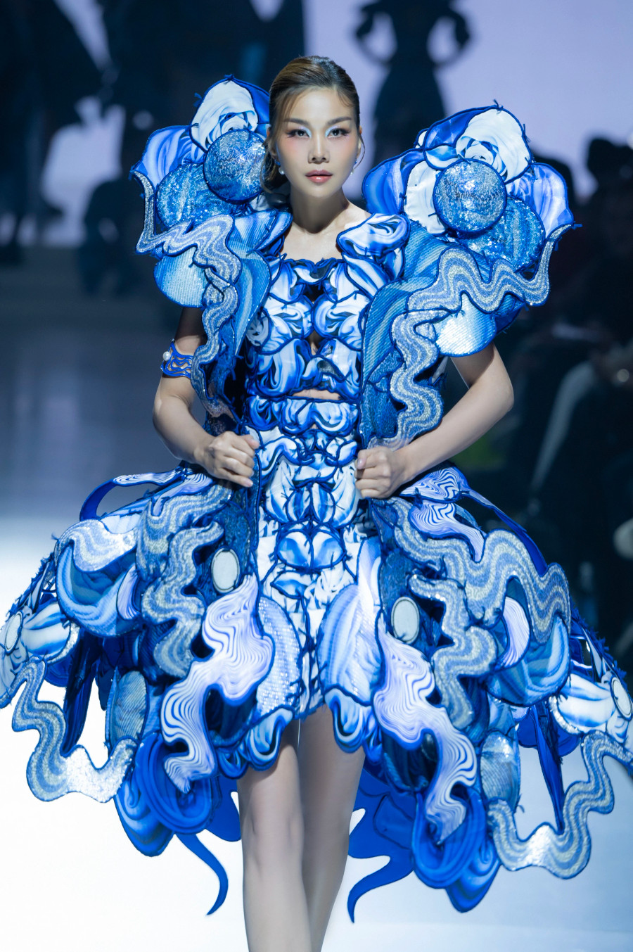 Khán giả thích thú khi thấy bộ trang phục của Thanh Hằng phát sáng, tạo hiệu ứng khi di chuyển. Đôi chân dài cùng thần thái sắc lạnh giúp người đẹp 8X trở nên nổi bật trên sân khấu. Có thể thấy sau khi lập gia đình, Thanh Hằng vẫn tất bật với công việc, không có chuyện “theo chồng bỏ cuộc chơi" Khán giả thích thú khi thấy bộ trang phục của Thanh Hằng phát sáng, tạo hiệu ứng khi di chuyển. Đôi chân dài cùng thần thái sắc lạnh giúp người đẹp 8X trở nên nổi bật trên sân khấu. Có thể thấy sau khi lập gia đình, Thanh Hằng vẫn tất bật với công việc, không có chuyện “theo chồng bỏ cuộc chơi"