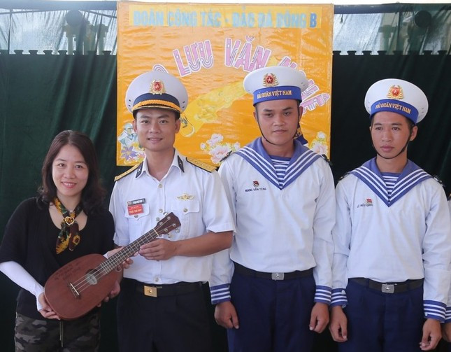 Chiếc đàn Ukulele chị Hồ Thị Việt Hà tặng chiến sỹ đảo Đá Đông B Chiếc đàn Ukulele chị Hồ Thị Việt Hà tặng chiến sỹ đảo Đá Đông B