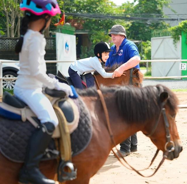 Ông Amaury hướng dẫn cho cậu bé 6 tuổi Kai Fritzen