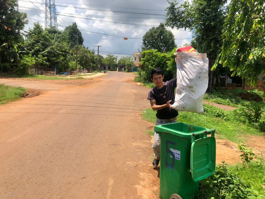 Để xây dựng đô thị văn minh người dân thị trấn Chư Ty đã đóng góp tiền mua thùng rác và bỏ rác đúng nơi quy định. Ảnh: L.N