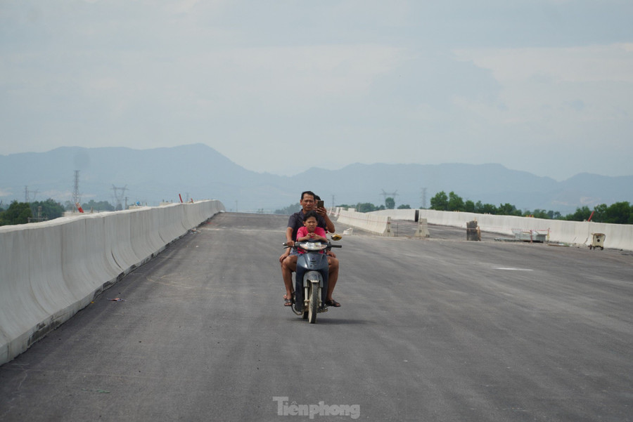 Phần mặt cầu đã hoàn thiện, một số người dân điều khiển xe di chuyển để chiêm ngưỡng cây cầu vượt sông dài nhất cao tốc Bắc - Nam trước giờ chuẩn bị thông xe. Phần mặt cầu đã hoàn thiện, một số người dân điều khiển xe di chuyển để chiêm ngưỡng cây cầu vượt sông dài nhất cao tốc Bắc - Nam trước giờ chuẩn bị thông xe.