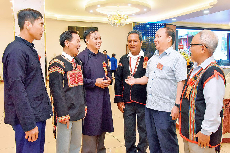 Phó Bí thư Tỉnh ủy Rah Lan Chung (thứ 2 từ phải sang) trò chuyện với các đại biểu tại Hội nghị biểu dương người có uy tín tiêu biểu trong đồng bào dân tộc thiểu số năm 2023. Ảnh: Đ.T Phó Bí thư Tỉnh ủy Rah Lan Chung (thứ 2 từ phải sang) trò chuyện với các đại biểu tại Hội nghị biểu dương người có uy tín tiêu biểu trong đồng bào dân tộc thiểu số năm 2023. Ảnh: Đ.T