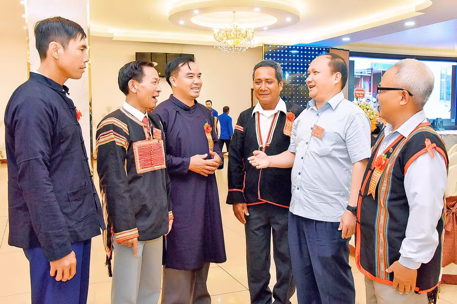 Phó Bí thư Tỉnh ủy Rah Lan Chung (thứ 2 từ phải sang) trò chuyện với các đại biểu tại Hội nghị biểu dương người có uy tín tiêu biểu trong đồng bào dân tộc thiểu số năm 2023. Ảnh: Đ.T