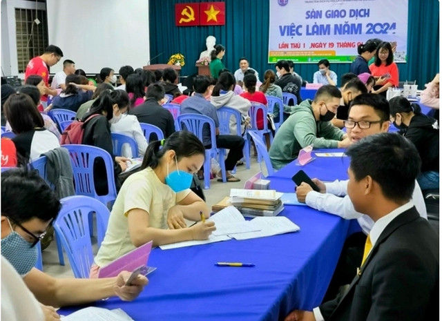 Người lao động làm hồ sơ nhận bảo hiểm thất nghiệp tại Trung tâm Dịch vụ việc làm TP HCM Người lao động làm hồ sơ nhận bảo hiểm thất nghiệp tại Trung tâm Dịch vụ việc làm TP HCM