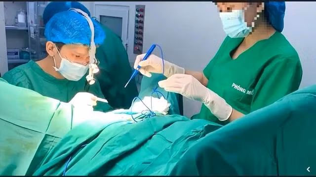 Một ca làm đẹp vùng kín do “bác sĩ Công” thực hiện tại Bệnh viện thẩm mỹ Sao Hàn, người phụ mổ không mặc áo choàng vô khuẩn