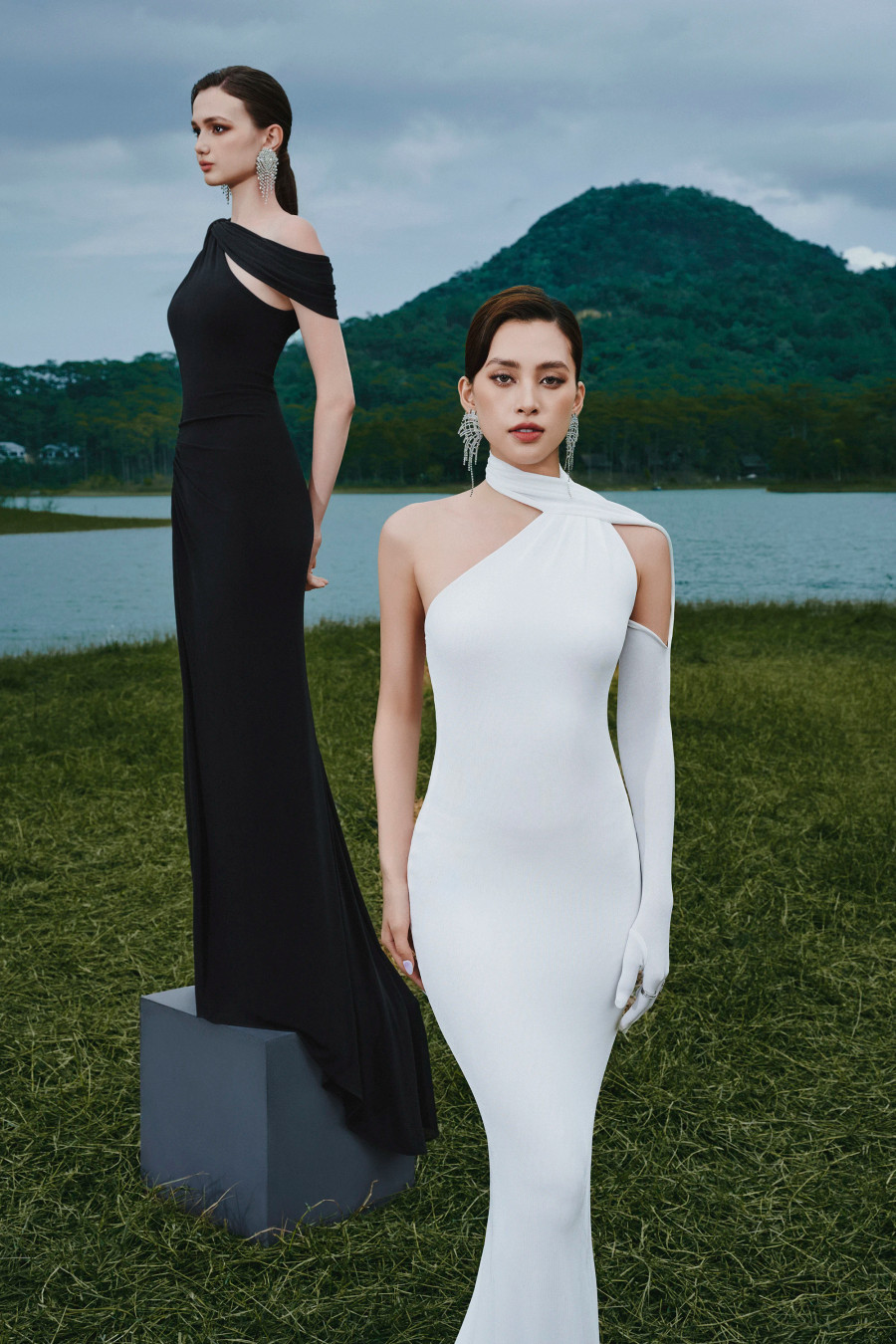 Trong hầu hết những khung hình, Tiểu Vy và Ariana đều diện thiết kế có màu sắc đối lập nhau. Tuy vậy, mỗi người đều toát lên nét đẹp và vẻ sang trọng riêng Trong hầu hết những khung hình, Tiểu Vy và Ariana đều diện thiết kế có màu sắc đối lập nhau. Tuy vậy, mỗi người đều toát lên nét đẹp và vẻ sang trọng riêng