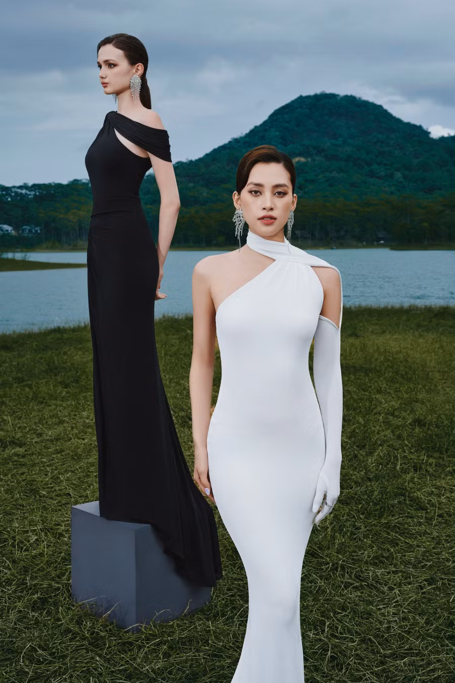Trong hầu hết những khung hình, Tiểu Vy và Ariana đều diện thiết kế có màu sắc đối lập nhau. Tuy vậy, mỗi người đều toát lên nét đẹp và vẻ sang trọng riêng