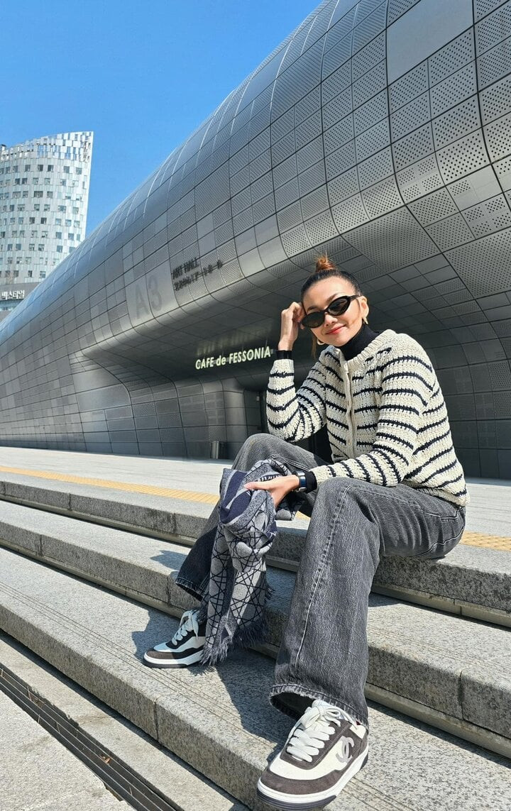 Quần denim tối màu kết hợp với áo cardigan giúp quý cô trên 40 tuổi giữ ấm mà vẫn rất trẻ trung, thanh lịch.