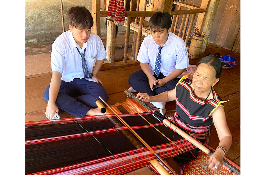 Để hiến kế phát triển du lịch cộng đồng, em Phan Võ Anh Khôi (bìa trái) và Hồ Hoàng Huy (Trường THPT Phan Bội Châu, TP. Pleiku) đã nhiều lần trực tiếp trải nghiệm cùng ăn, ở, sinh hoạt tại các làng đồng bào dân tộc thiểu số (ảnh nhân vật cung cấp). Để hiến kế phát triển du lịch cộng đồng, em Phan Võ Anh Khôi (bìa trái) và Hồ Hoàng Huy (Trường THPT Phan Bội Châu, TP. Pleiku) đã nhiều lần trực tiếp trải nghiệm cùng ăn, ở, sinh hoạt tại các làng đồng bào dân tộc thiểu số (ảnh nhân vật cung cấp).