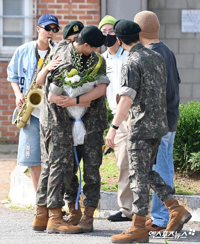 Jin (BTS) hoàn thành nghĩa vụ quân sự, xuất ngũ sáng 12/6. Ảnh: Xportsnews, Yonhap. Jin (BTS) hoàn thành nghĩa vụ quân sự, xuất ngũ sáng 12/6. Ảnh: Xportsnews, Yonhap.