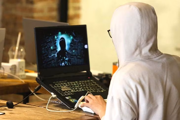 Hacker có nhiều thủ đoạn tinh vi để xâm nhập tài khoản ngân hàng, mạng xã hội của người dùng. Ảnh: PHƯƠNG QUYÊN