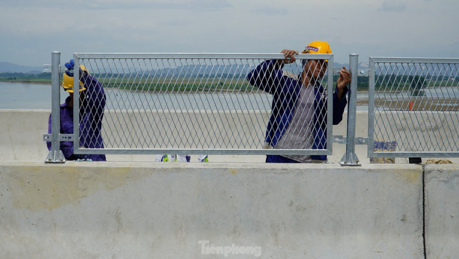 Trên công trường, đơn vị thi công đang lắp đặt hệ thống rào chắn, dải phân cách hai làn. Trên công trường, đơn vị thi công đang lắp đặt hệ thống rào chắn, dải phân cách hai làn.