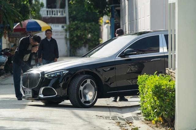 Đoàn xe chở ông Thaksin rời dinh thự của ông ở Bangkok vào sáng 18.6