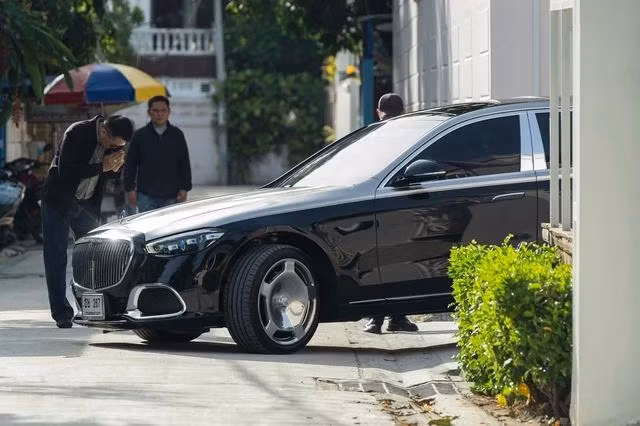 Đoàn xe chở ông Thaksin rời dinh thự của ông ở Bangkok vào sáng 18.6