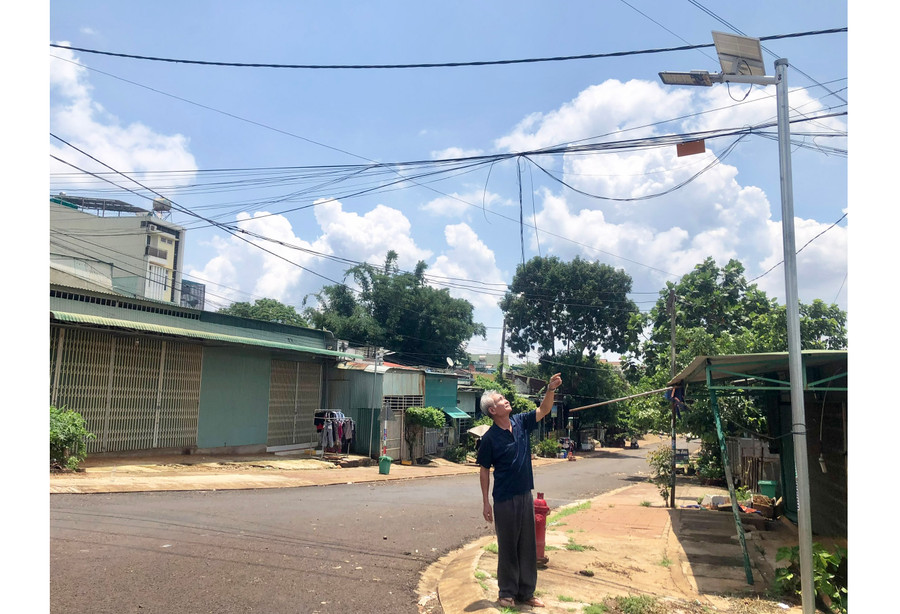 Việc lắp đặt hệ thống đèn điện chiếu sáng trên các tuyến đường góp phần để thị trấn Chư Ty đạt chuẩn văn minh đô thị vào năm 2025. Ảnh: G.H