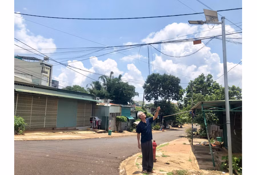 Việc lắp đặt hệ thống đèn điện chiếu sáng trên các tuyến đường góp phần để thị trấn Chư Ty đạt chuẩn văn minh đô thị vào năm 2025. Ảnh: G.H