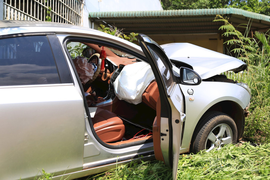 Xe ô tô mang BKS: 48A-191.72 bung túi khí sau vụ tai nạn