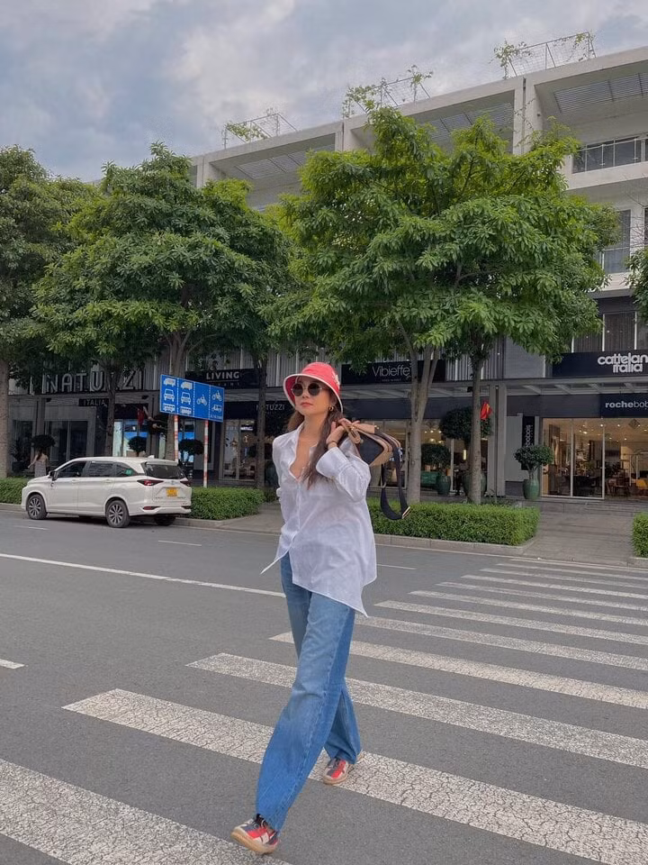 Denim là chất liệu dễ mặc, không kén vóc dáng và lứa tuổi, những quý cô trên 40 tuổi hoàn toàn có thể diện những set đồ với chất liệu đặc biệt này. Siêu mẫu Thanh Hằng cũng thường xuyên ứng dụng những set đồ denim vừa trẻ trung, năng động lại vừa "phổ thông" như quần denim mix áo sơ mi trắng.