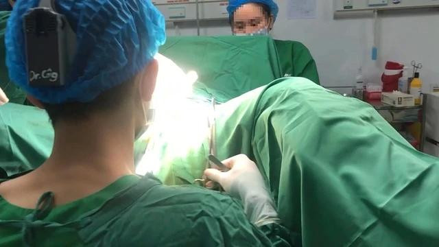 &quot;Bác sĩ Công&quot; làm phía dưới, phía trên Tiểu Vy &quot;vẽ bệnh&quot; hù dọa để moi tiền khách