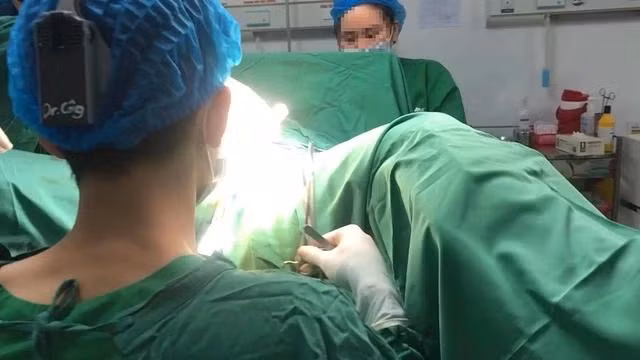 "Bác sĩ Công" làm phía dưới, phía trên Tiểu Vy "vẽ bệnh" hù dọa để moi tiền khách