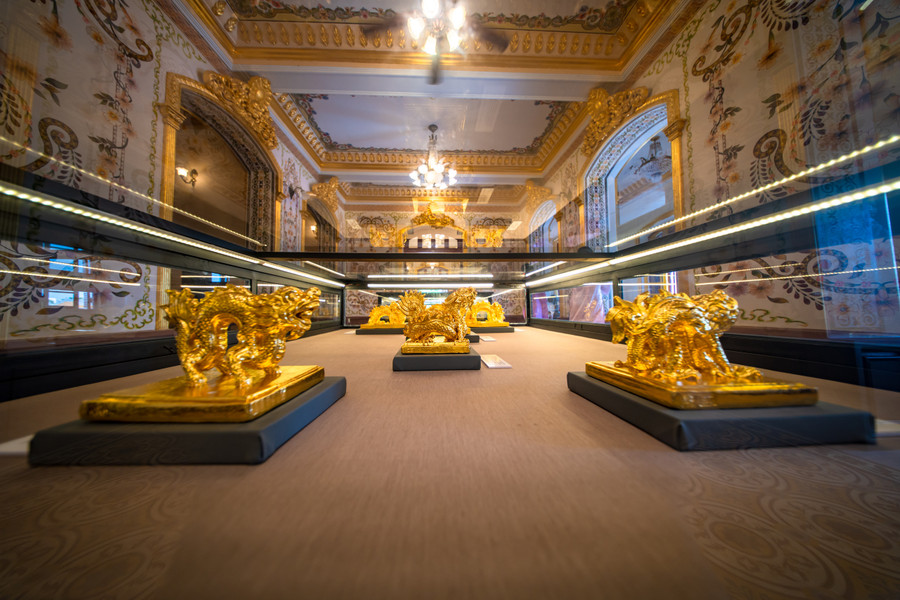 Trong bộ sưu tập này có nhiều tác phẩm được lấy từ hình tượng rồng được đúc trên ấn của triều Nguyễn Trong bộ sưu tập này có nhiều tác phẩm được lấy từ hình tượng rồng được đúc trên ấn của triều Nguyễn