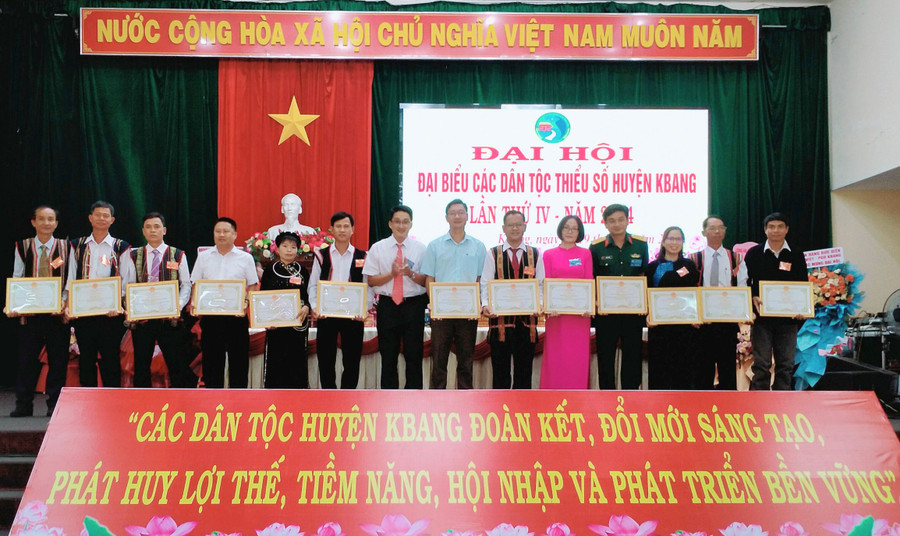 UBND huyện Kbang tặng giấy khen cho 20 tập thể và 30 cá nhân có thành tích xuất sắc trong phát triển vùng đồng bào DTTS trên địa bàn huyện giai đoạn 2019-2024. Ảnh: H.D UBND huyện Kbang tặng giấy khen cho 20 tập thể và 30 cá nhân có thành tích xuất sắc trong phát triển vùng đồng bào DTTS trên địa bàn huyện giai đoạn 2019-2024. Ảnh: H.D