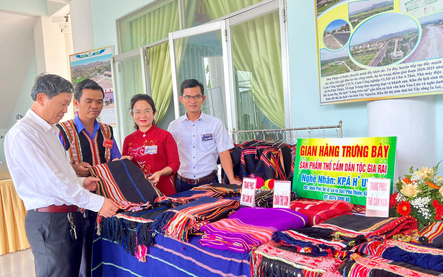 Bên lề đại hội, huyện Phú Thiện tổ chức các gian hàng trưng bày, giới thiệu sản phẩm truyền thống của đồng bào DTTS trên địa bàn. Ảnh: P.D Bên lề đại hội, huyện Phú Thiện tổ chức các gian hàng trưng bày, giới thiệu sản phẩm truyền thống của đồng bào DTTS trên địa bàn. Ảnh: P.D