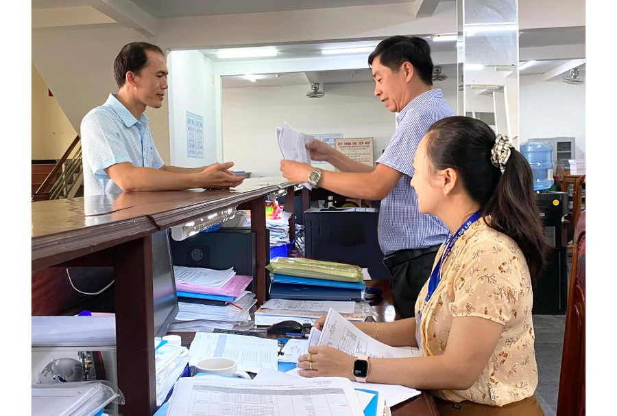 Kho bạc Nhà nước đôn đốc, hướng dẫn các đơn vị, chủ đầu tư đẩy mạnh giao dịch điện tử, tăng tỷ lệ giải ngân vốn đầu tư công theo kế hoạch. Ảnh: SƠN CA