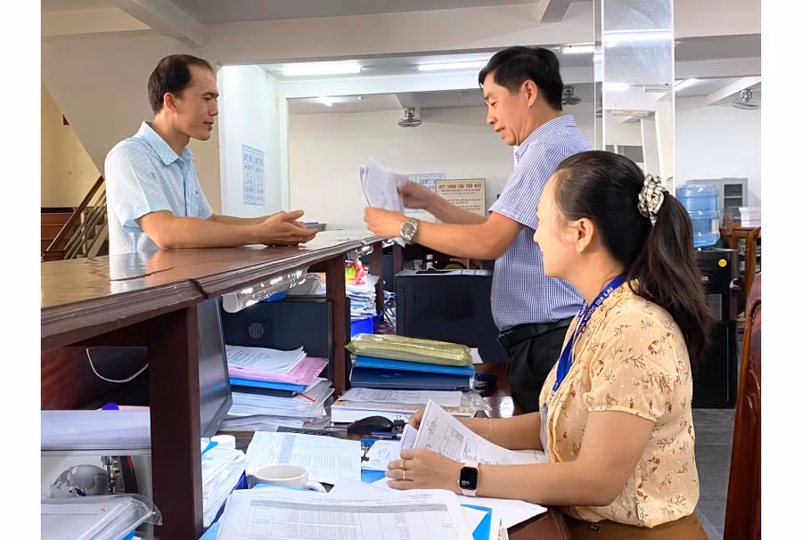 Kho bạc Nhà nước đôn đốc, hướng dẫn các đơn vị, chủ đầu tư đẩy mạnh giao dịch điện tử, tăng tỷ lệ giải ngân vốn đầu tư công theo kế hoạch. Ảnh: SƠN CA