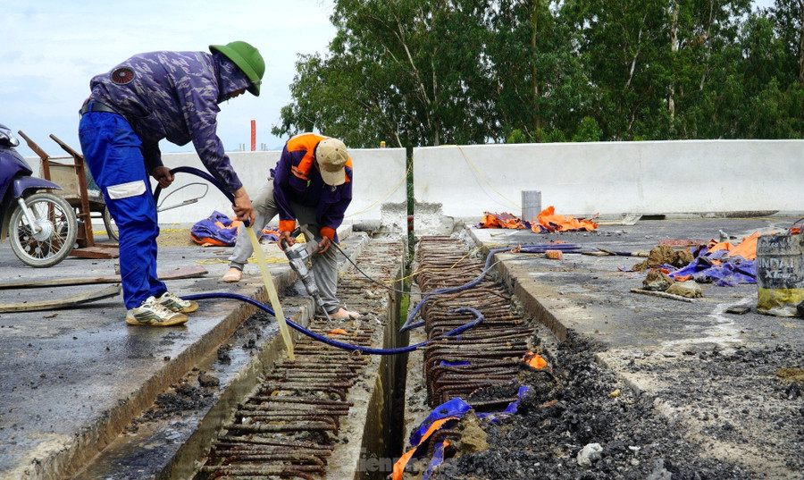 Đến thời điểm này, cầu Hưng Đức đã cơ bản được hoàn thành. Đơn vị thi công đang đục, khoan để làm khe co giãn. Đến thời điểm này, cầu Hưng Đức đã cơ bản được hoàn thành. Đơn vị thi công đang đục, khoan để làm khe co giãn.