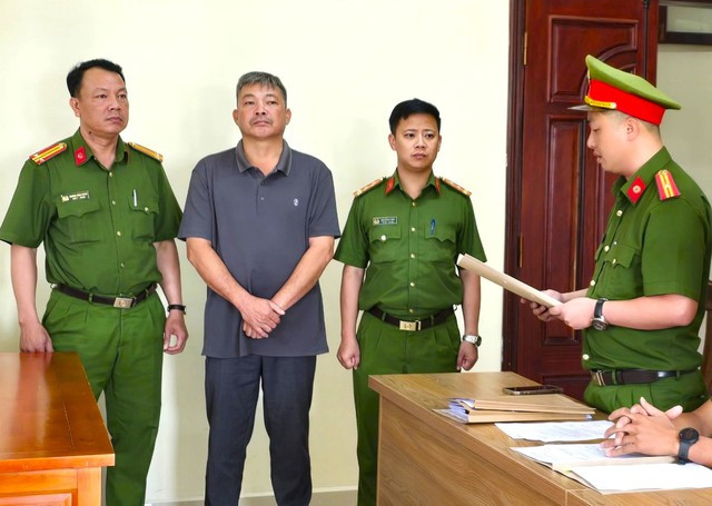 Công an tỉnh Lâm Đồng đọc quyết định bắt tạm giam bị can Cà Đức Hom. Công an tỉnh Lâm Đồng đọc quyết định bắt tạm giam bị can Cà Đức Hom.