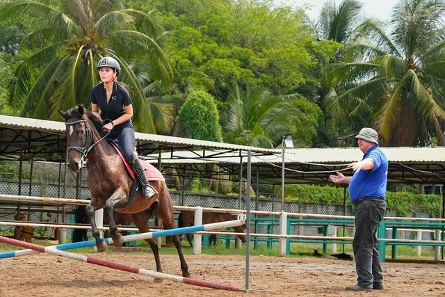 Ông Amaury hướng dẫn một pha cưỡi ngựa vượt chướng ngại vật