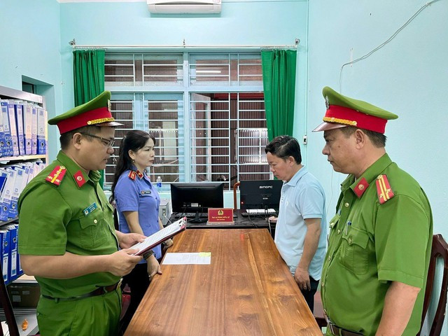 Trước đó, ông Lê Quang Hào, nguyên Tổng Giám đốc Công ty CP Tài chính và Phát triển Năng lượng, đã bị bắt giam Ảnh: Công an Tây Giang