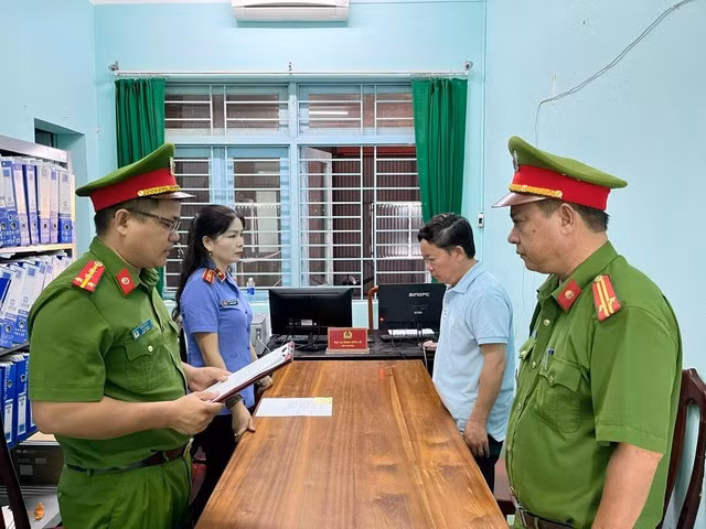 Trước đó, ông Lê Quang Hào, nguyên Tổng Giám đốc Công ty CP Tài chính và Phát triển Năng lượng, đã bị bắt giam Ảnh: Công an Tây Giang