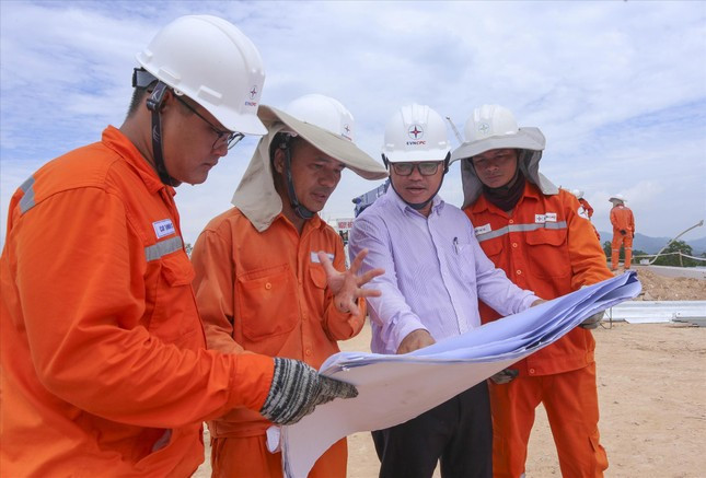 Ông Lê Trọng Phước Sơn - Phó phòng An toàn điện (PC Thừa Thiên - Huế, áo trắng) - Đội trưởng Đội xung kích bàn bạc phương án thi công với các kỹ sư. Ông Lê Trọng Phước Sơn - Phó phòng An toàn điện (PC Thừa Thiên - Huế, áo trắng) - Đội trưởng Đội xung kích bàn bạc phương án thi công với các kỹ sư.