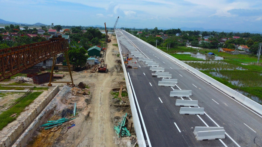 Dự án xây dựng cầu Hưng Đức thuộc dự án thành phần cao tốc Bắc - Nam đoạn Diễn Châu - Bãi Vọt. Dự án này có sự tham gia của 5 nhà thầu, đi qua nhiều làng mạc, cánh đồng. Dự án xây dựng cầu Hưng Đức thuộc dự án thành phần cao tốc Bắc - Nam đoạn Diễn Châu - Bãi Vọt. Dự án này có sự tham gia của 5 nhà thầu, đi qua nhiều làng mạc, cánh đồng.