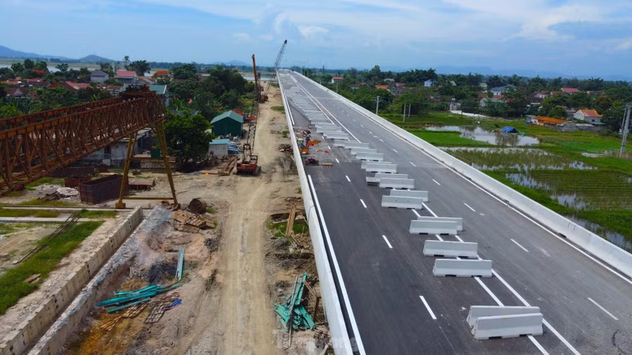 Dự án xây dựng cầu Hưng Đức thuộc dự án thành phần cao tốc Bắc - Nam đoạn Diễn Châu - Bãi Vọt. Dự án này có sự tham gia của 5 nhà thầu, đi qua nhiều làng mạc, cánh đồng.