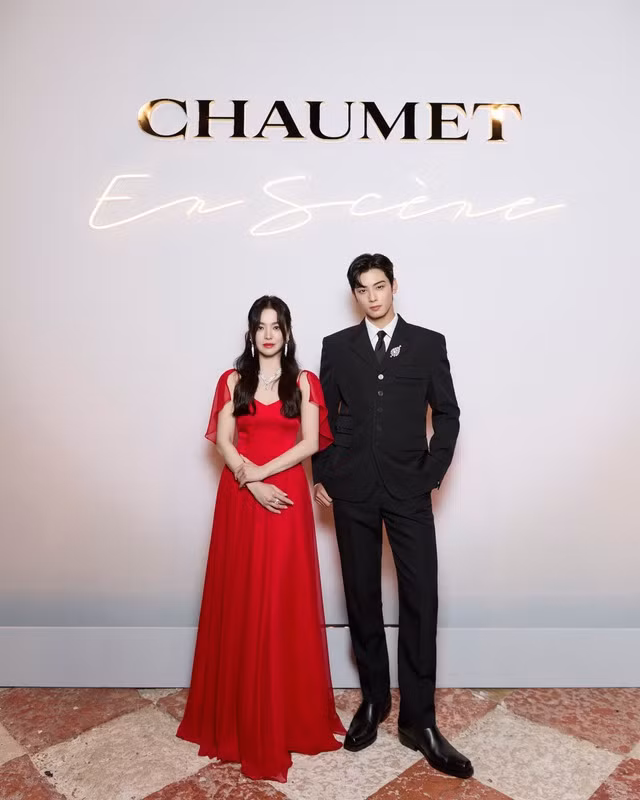 Song Hye Kyo và Cha Eun Woo chung khung hình