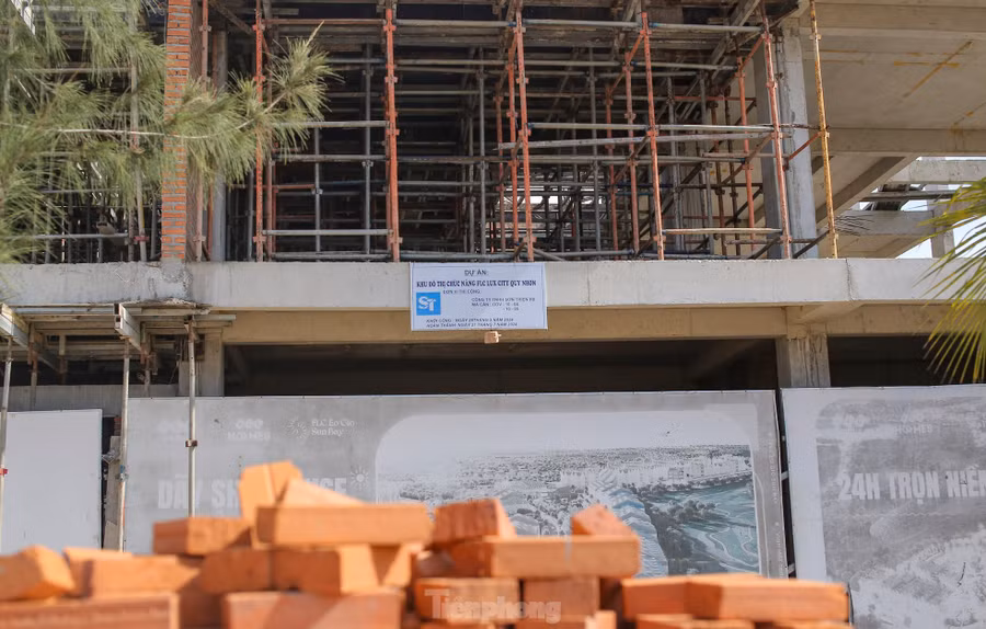 Được biết, Ban quản lý KKT tỉnh Bình Định đã có cuộc làm việc với chủ đầu tư dự án hiện là Công ty CP Đầu tư phát triển Bình Định (tiền thân là Công ty TNHH Đầu tư và phát triển FLC Faros Bình Định) để đôn đốc khắc phục các tồn tại, vướng mắc trong quá trình triển khai dự án. Bên cạnh đó, cần tập trung hoàn thiện hạ tầng khu đô thị chức năng FLC Lux City Quy Nhơn và sớm hoàn thành nghĩa vụ về đất đai với số tiền 87 tỷ đồng. Ảnh: Trương Định. Được biết, Ban quản lý KKT tỉnh Bình Định đã có cuộc làm việc với chủ đầu tư dự án hiện là Công ty CP Đầu tư phát triển Bình Định (tiền thân là Công ty TNHH Đầu tư và phát triển FLC Faros Bình Định) để đôn đốc khắc phục các tồn tại, vướng mắc trong quá trình triển khai dự án. Bên cạnh đó, cần tập trung hoàn thiện hạ tầng khu đô thị chức năng FLC Lux City Quy Nhơn và sớm hoàn thành nghĩa vụ về đất đai với số tiền 87 tỷ đồng. Ảnh: Trương Định.