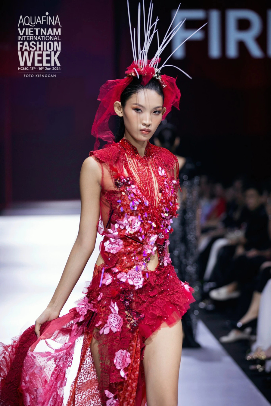 Tú Anh khoe thần thái sắc lạnh khi trình diễn kết màn cho bộ sưu tập của nhà thiết kế đến từ Ý. Từ sau khi giành quán quân The Face Vietnam 2023, người mẫu quê Bình Dương ngày càng đắt show, được nhiều nhà thiết kế "chọn mặt gửi vàng" Tú Anh khoe thần thái sắc lạnh khi trình diễn kết màn cho bộ sưu tập của nhà thiết kế đến từ Ý. Từ sau khi giành quán quân The Face Vietnam 2023, người mẫu quê Bình Dương ngày càng đắt show, được nhiều nhà thiết kế "chọn mặt gửi vàng"